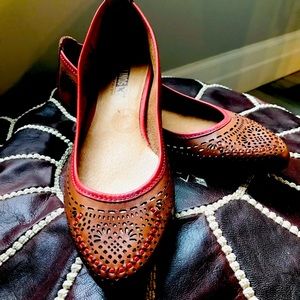 Boho Shoes, size 7, brown & red, 1 inch heel